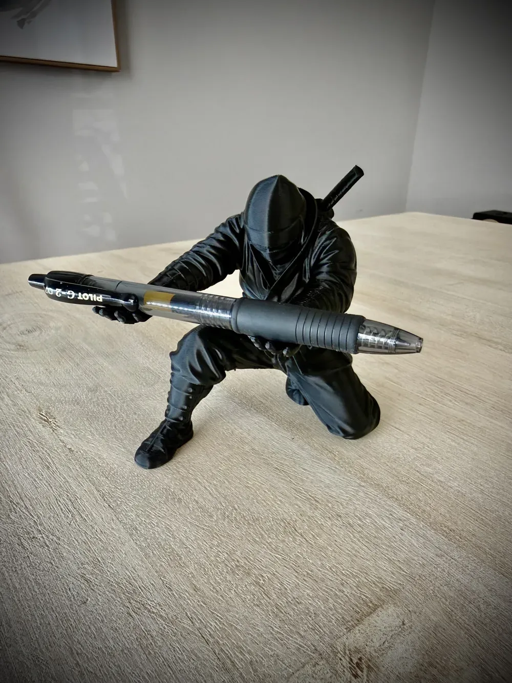 Ninja Figürlü Kalemlik Standı – Siyah PETG 3D Baskı Masa Aksesuarı - fotoğraf 2