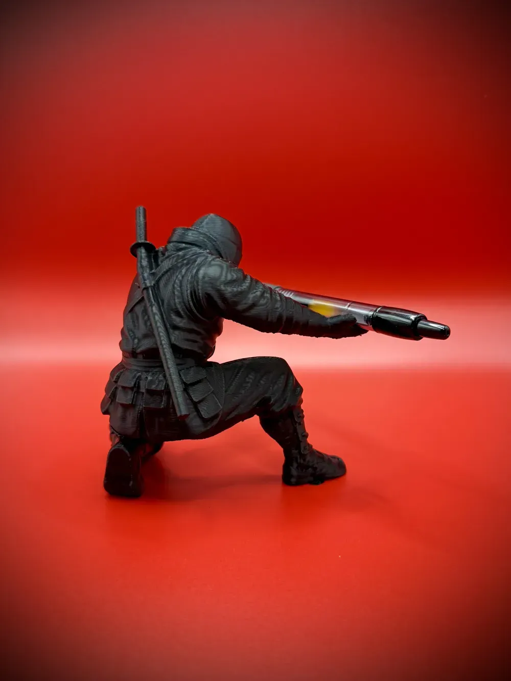 Ninja Figürlü Kalemlik Standı – Siyah PETG 3D Baskı Masa Aksesuarı - fotoğraf 3